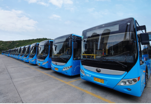 路遇大貨車輪胎起火，6路公交車駕駛員王曉春果斷施以援手 --“我車上的3個滅火器都用完了”
